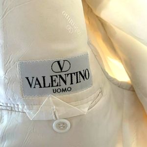 Valentino Uomo BlazerDescription: Valentino Uomo BlazerCream Notched Lapels